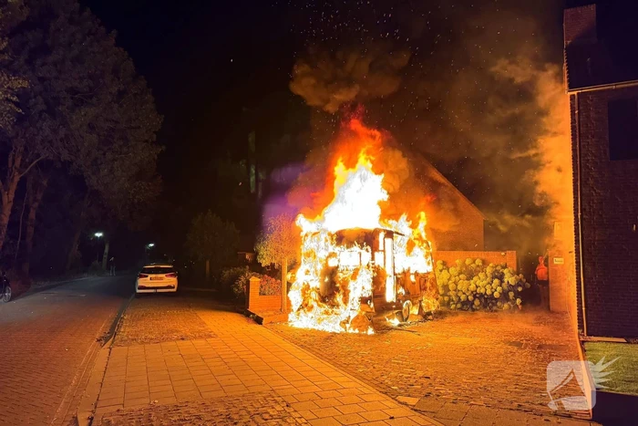 Brand in caravan leidt tot schade aan voertuigen