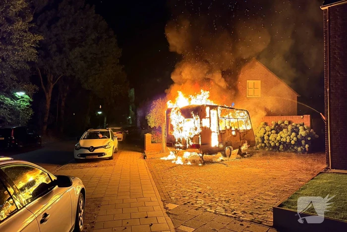 Brand in caravan leidt tot schade aan voertuigen