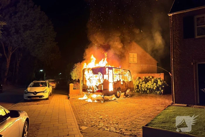 Brand in caravan leidt tot schade aan voertuigen