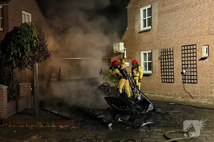 Brand in caravan leidt tot schade aan voertuigen