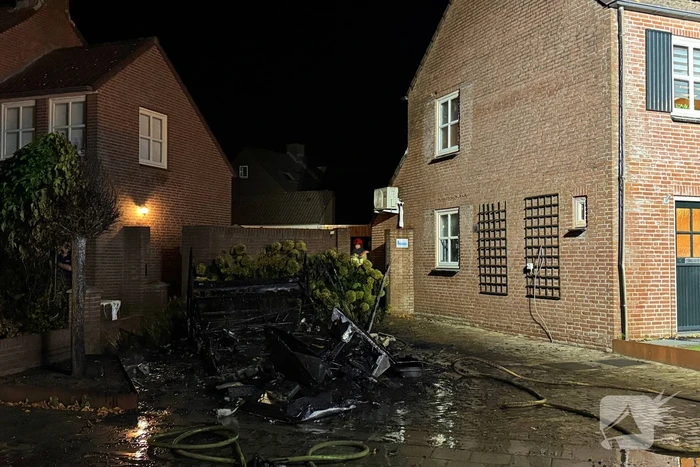 Brand in caravan leidt tot schade aan voertuigen