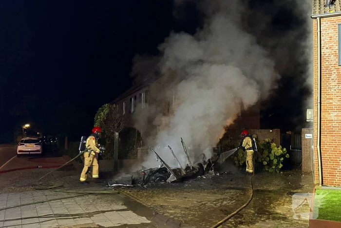 Brand in caravan leidt tot schade aan voertuigen