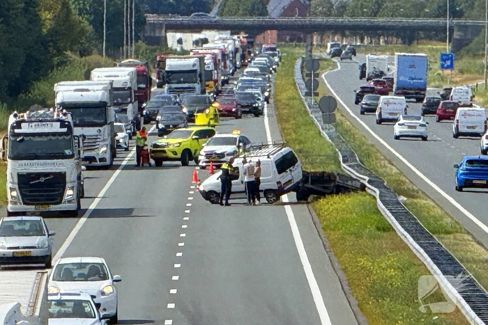 Bestelauto schaart op snelweg