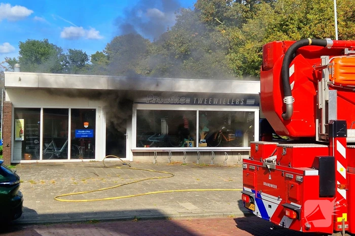 Grote rookontwikkeling door winkelbrand