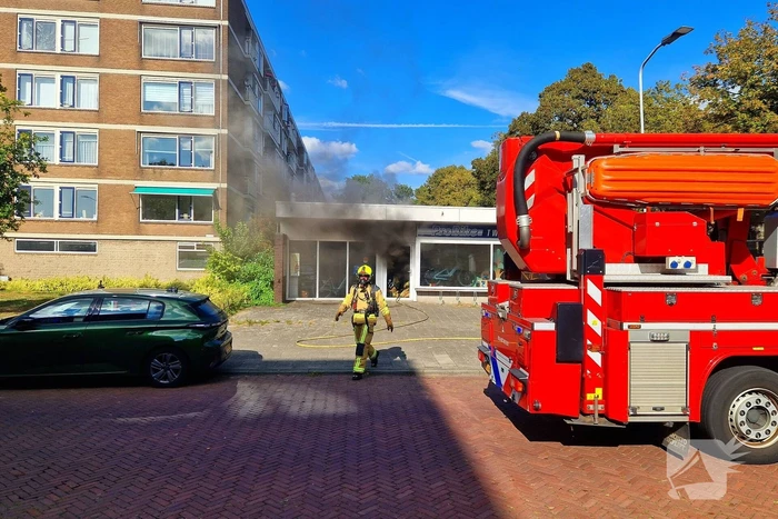 Grote rookontwikkeling door winkelbrand