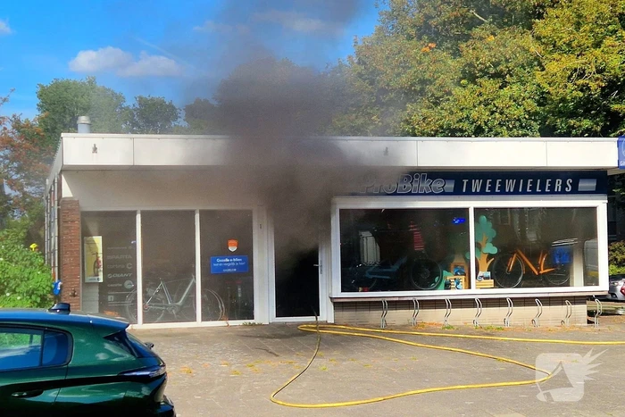 Grote rookontwikkeling door winkelbrand