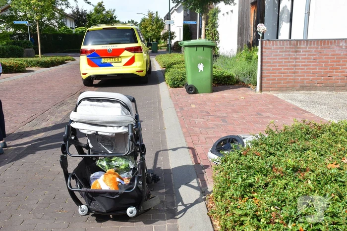 Auto rijdt door na aanrijding met kinderwagen