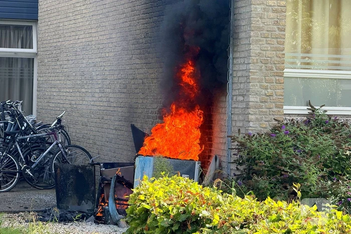 Afvalbrand nabij pand snel geblust