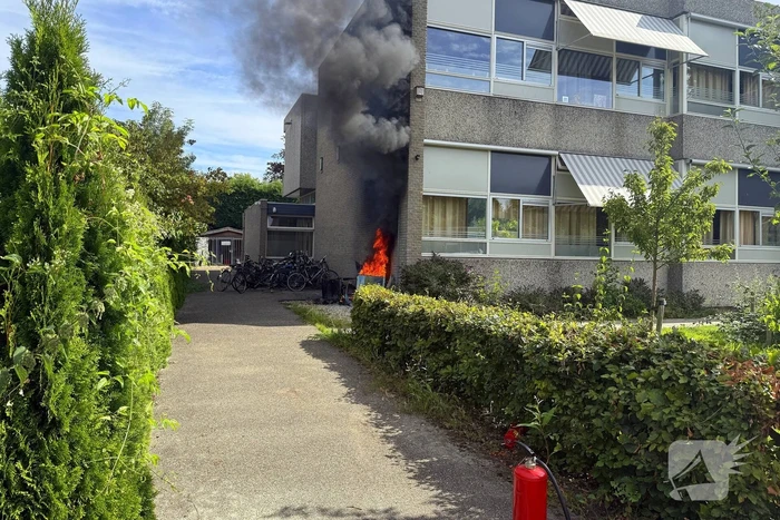 Afvalbrand nabij pand snel geblust
