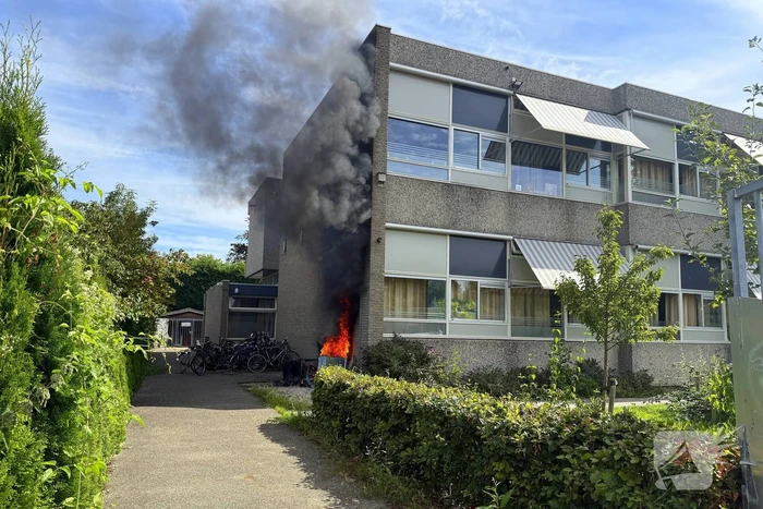 Afvalbrand nabij pand snel geblust