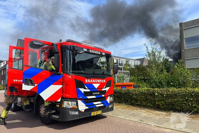 Afvalbrand nabij pand snel geblust