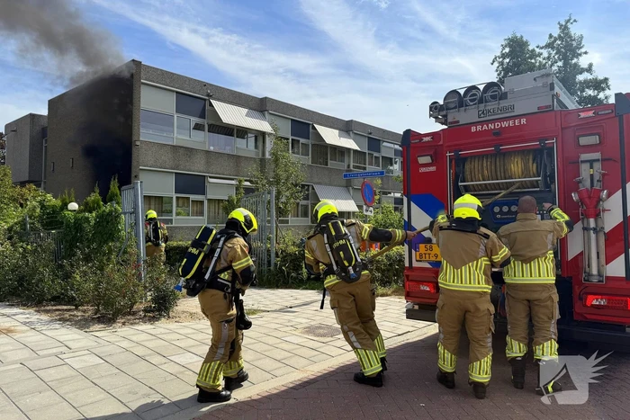 Afvalbrand nabij pand snel geblust