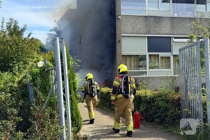 Afvalbrand nabij pand snel geblust