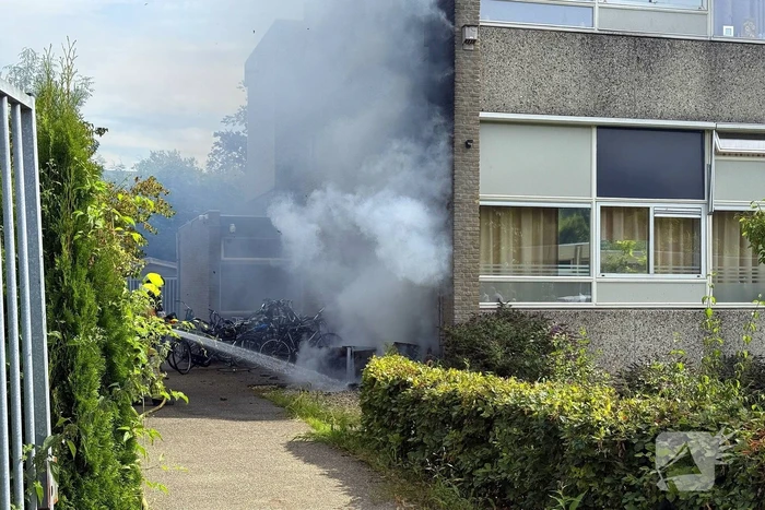 Afvalbrand nabij pand snel geblust