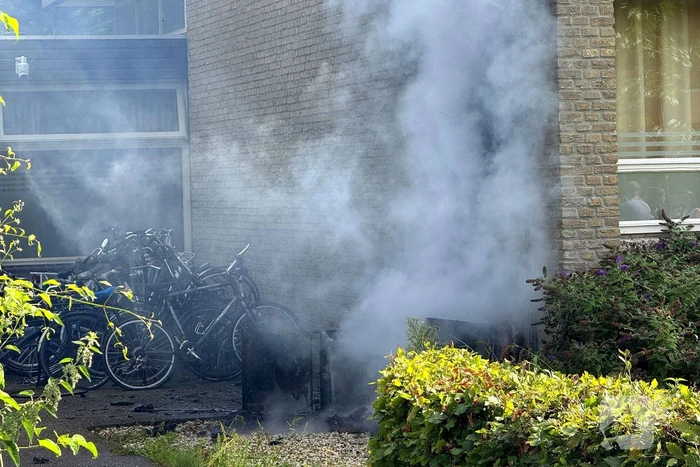 Afvalbrand nabij pand snel geblust