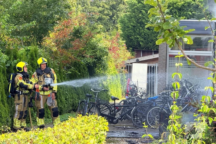 Afvalbrand nabij pand snel geblust