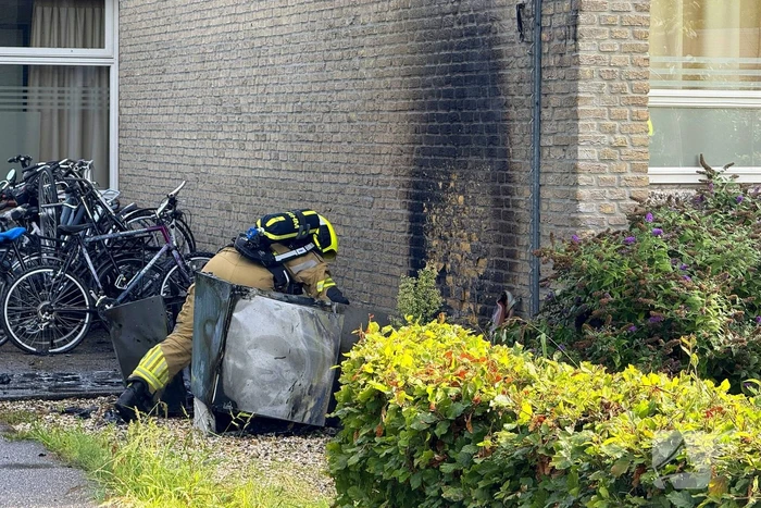 Afvalbrand nabij pand snel geblust