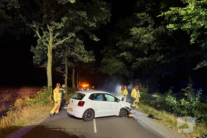 Man gewond na botsing tegen boom