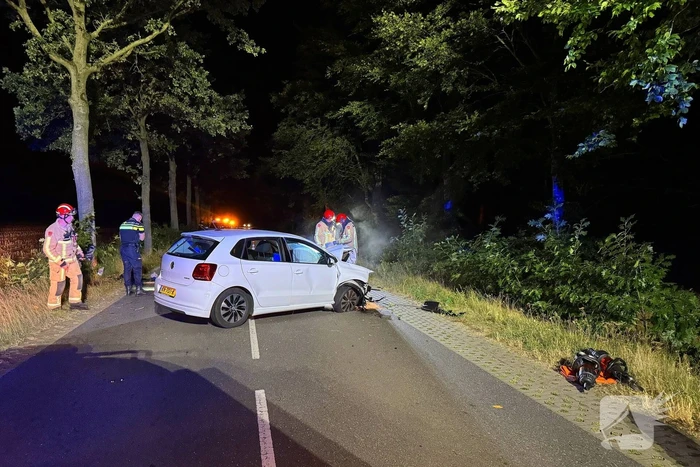 Man gewond na botsing tegen boom