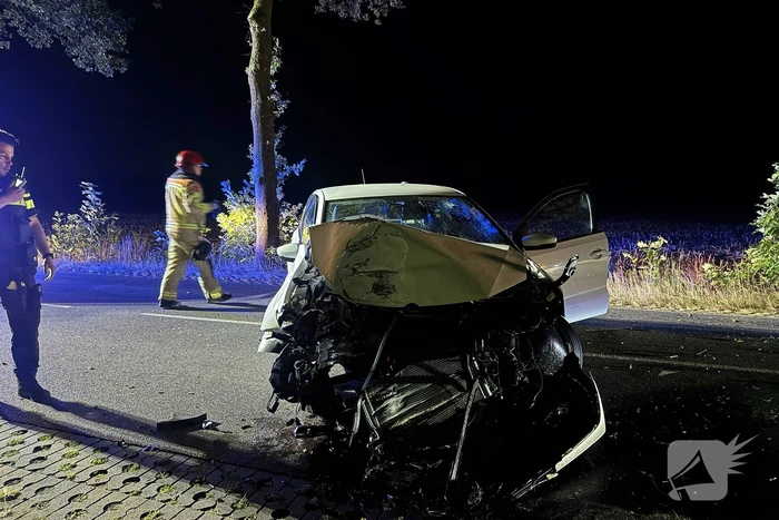 Man gewond na botsing tegen boom