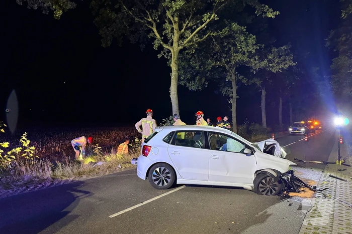 Man gewond na botsing tegen boom