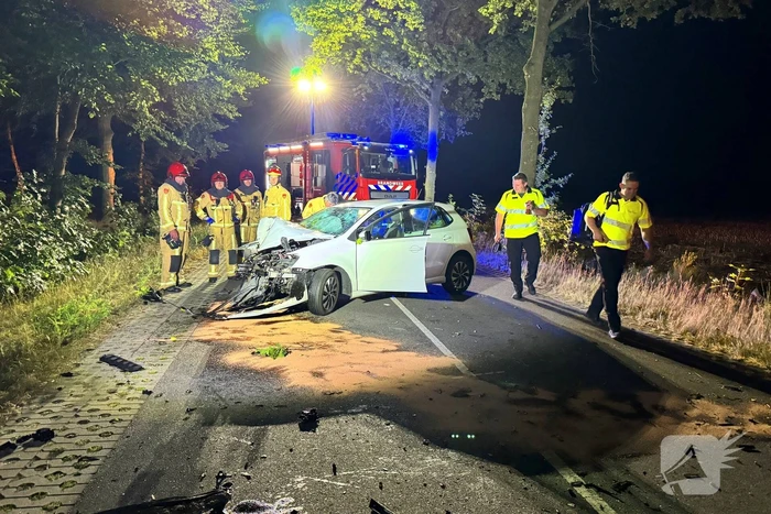 Man gewond na botsing tegen boom