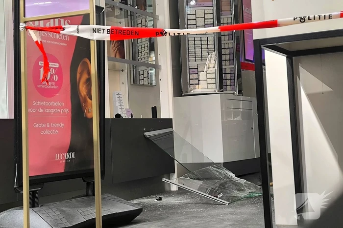 Politie onderzoekt juwelier-inbraak