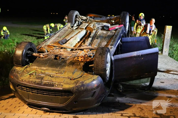 Auto ondersteboven in sloot na ongeval