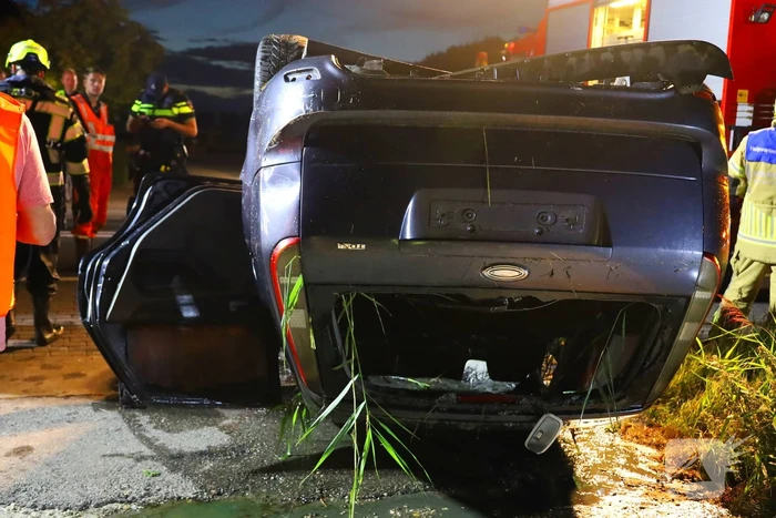 Auto ondersteboven in sloot na ongeval