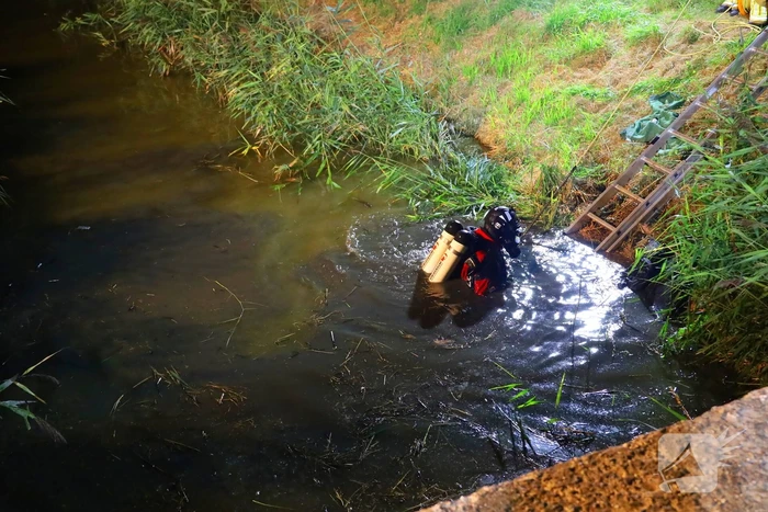 Auto ondersteboven in sloot na ongeval