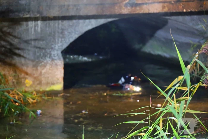 Auto ondersteboven in sloot na ongeval