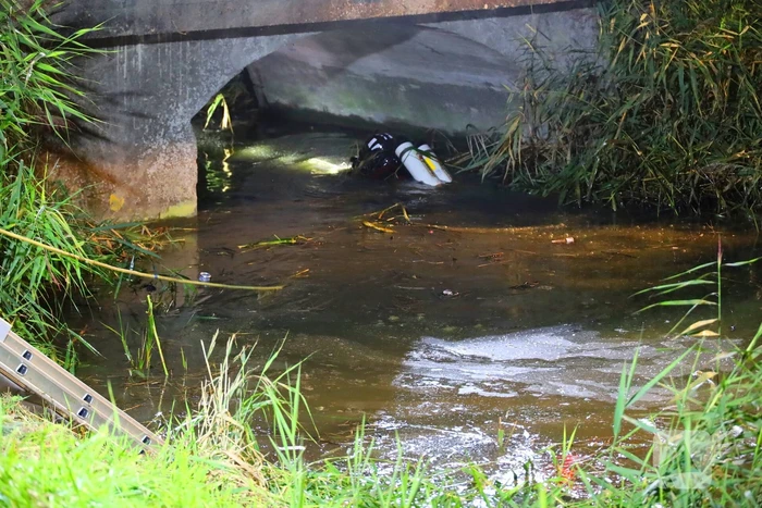 Auto ondersteboven in sloot na ongeval