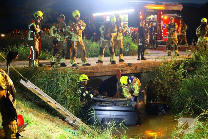 Auto ondersteboven in sloot na ongeval