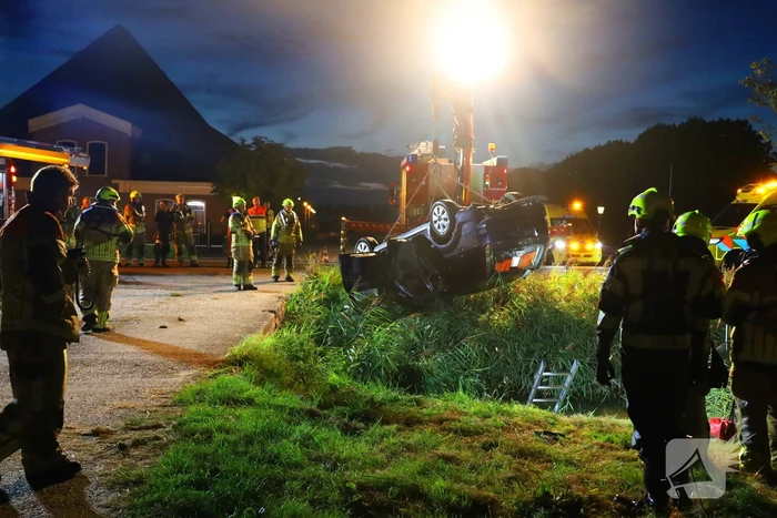 Auto ondersteboven in sloot na ongeval