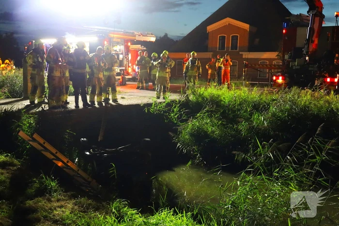 Auto ondersteboven in sloot na ongeval
