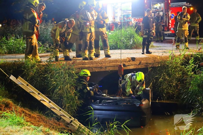 Auto ondersteboven in sloot na ongeval