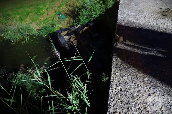Auto ondersteboven in sloot na ongeval