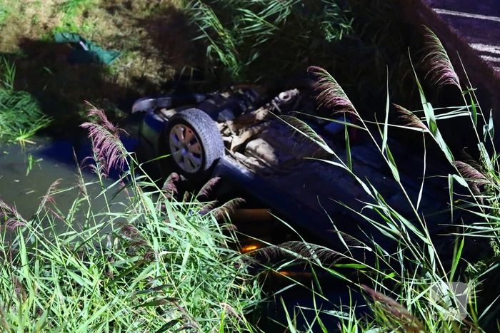 Auto ondersteboven in sloot na ongeval