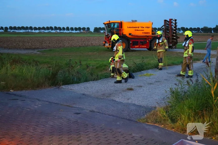 Auto ondersteboven in sloot na ongeval