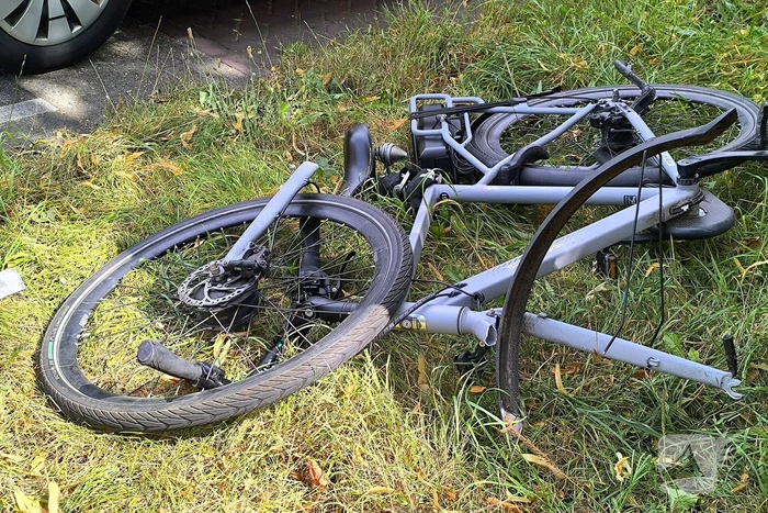 Botsing met auto breekt fietsvork