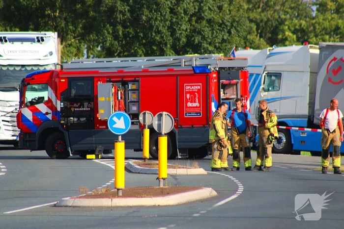 Weg afgesloten na ongeval met gevaarlijke stoffen