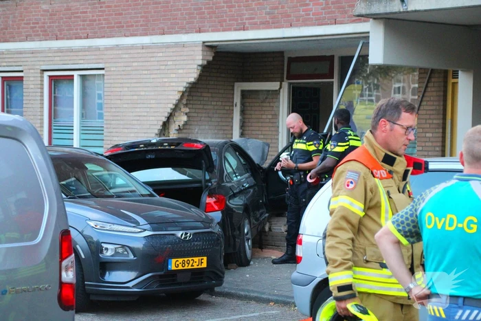 Auto rijdt tegen gevel, meerdere gewonden