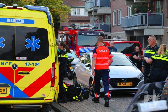 Auto rijdt tegen gevel, meerdere gewonden
