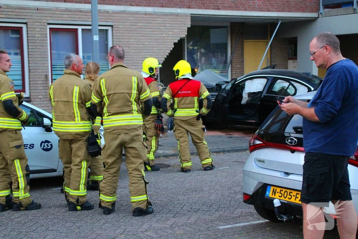 Auto rijdt tegen gevel, meerdere gewonden