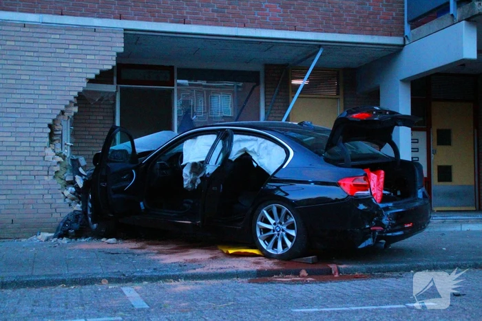 Auto rijdt tegen gevel, meerdere gewonden