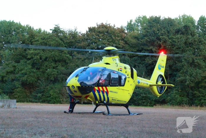 Auto rijdt tegen gevel, meerdere gewonden