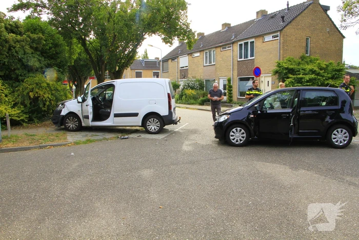 Zware schade bij aanrijding tussen voertuigen
