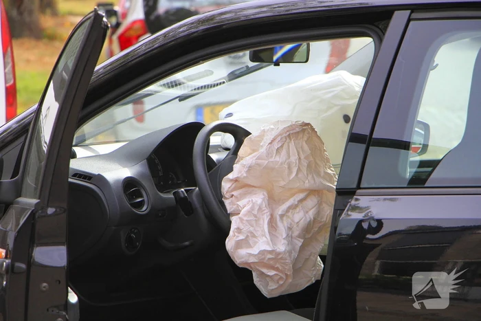 Zware schade bij aanrijding tussen voertuigen