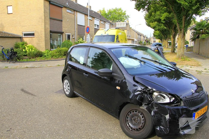 Zware schade bij aanrijding tussen voertuigen