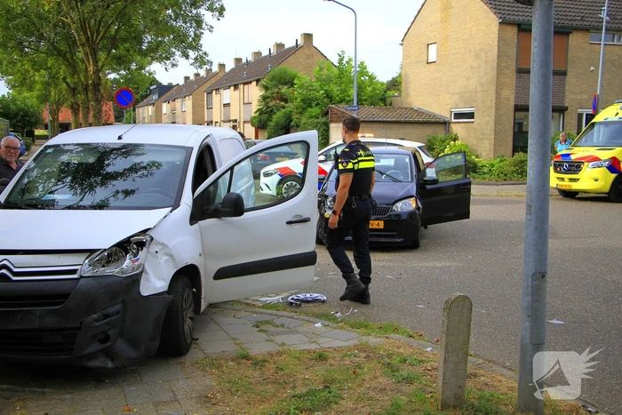 Zware schade bij aanrijding tussen voertuigen